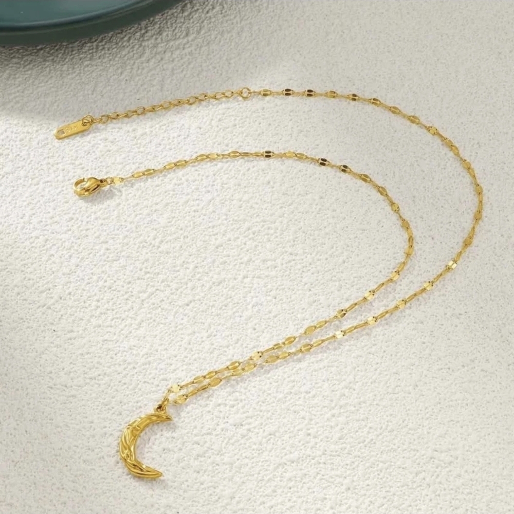 Elegant Gold Crescent Moon Necklace - Picture 5 of 9